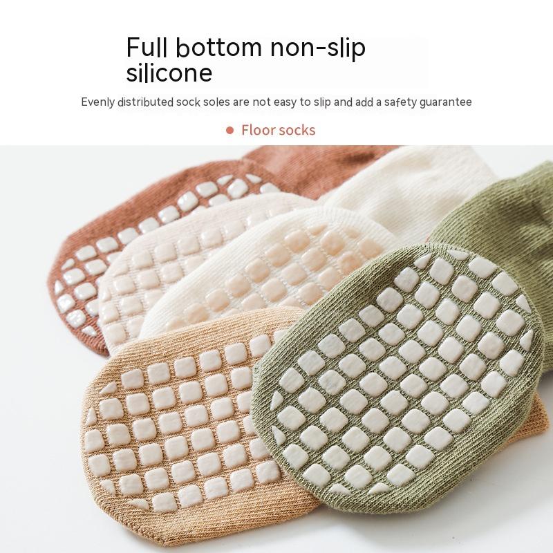 Close-up of the full-bottom silicone anti-slip design – safe grip for early walkers – beekaaboo.com