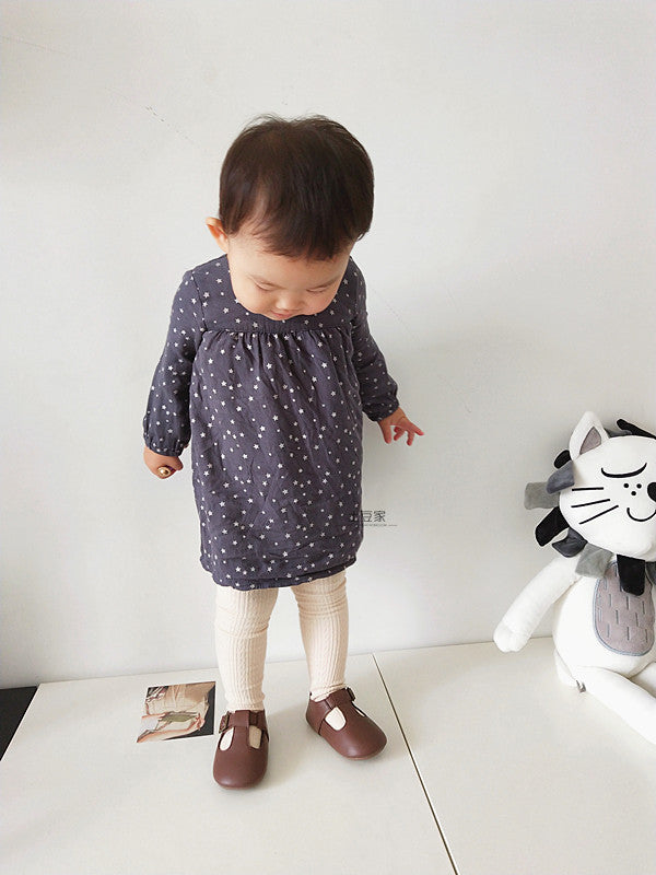Toddler wearing elegant high-top baby shoes with soft rubber sole. Stylish and supportive footwear for early walkers – beekaaboo.com.