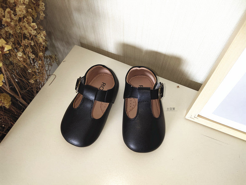 Elegant black high-top baby shoes with rubber sole and lace details. Perfect for toddlers aged 1–3 years – beekaaboo.com