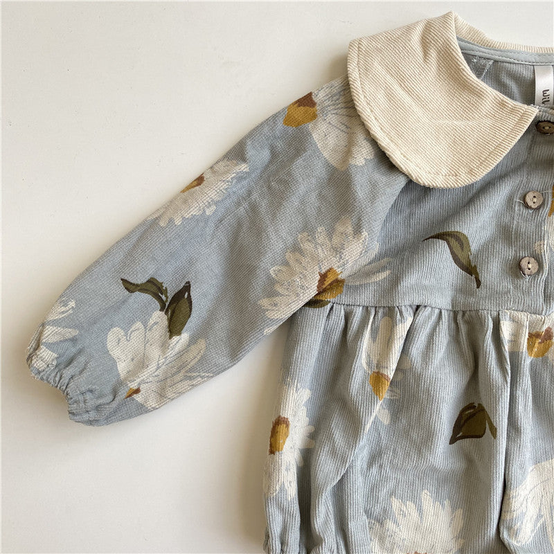 Close-up of the white doll collar on blue baby romper – classic baby fashion – beekaaboo.com