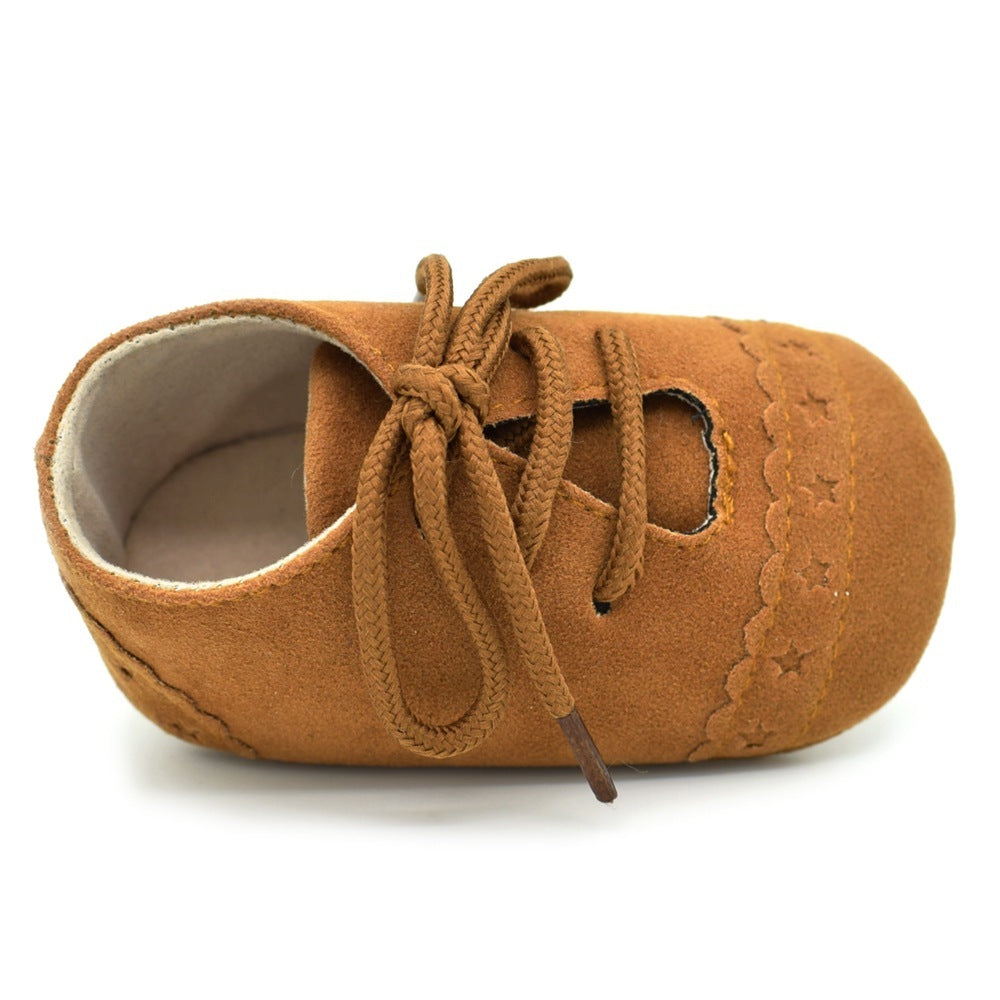 Brown soft sole baby shoes with lace-up design. Cozy and stylish for spring and autumn – beekaaboo.com
