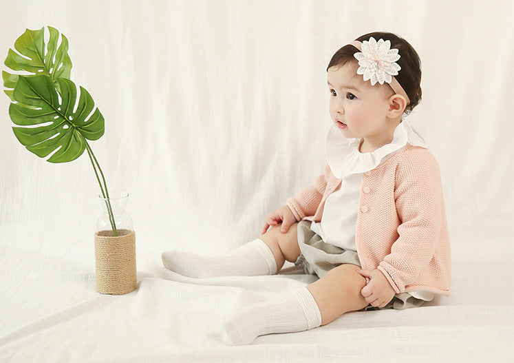 Young child wearing floral hairband – comfortable and stylish for everyday wear or photos – beekaaboo.com