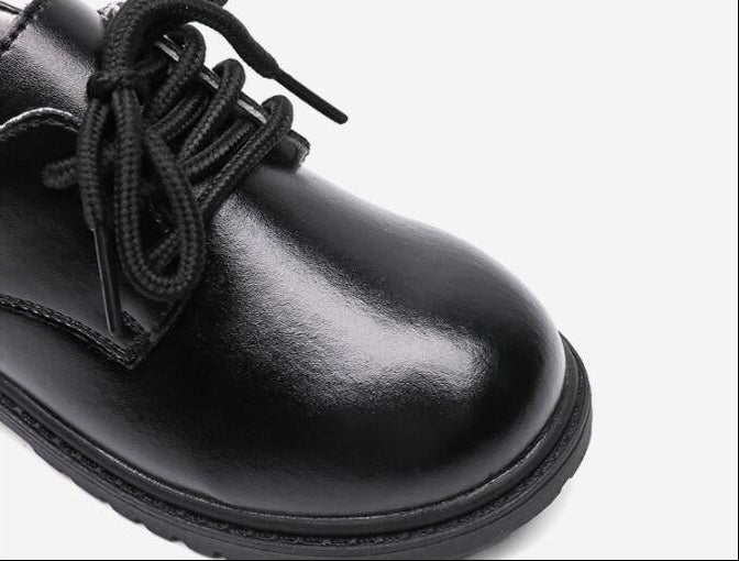 Close-up of the high-quality black leather and non-slip sole of the children’s autumn shoes – beekaaboo.com