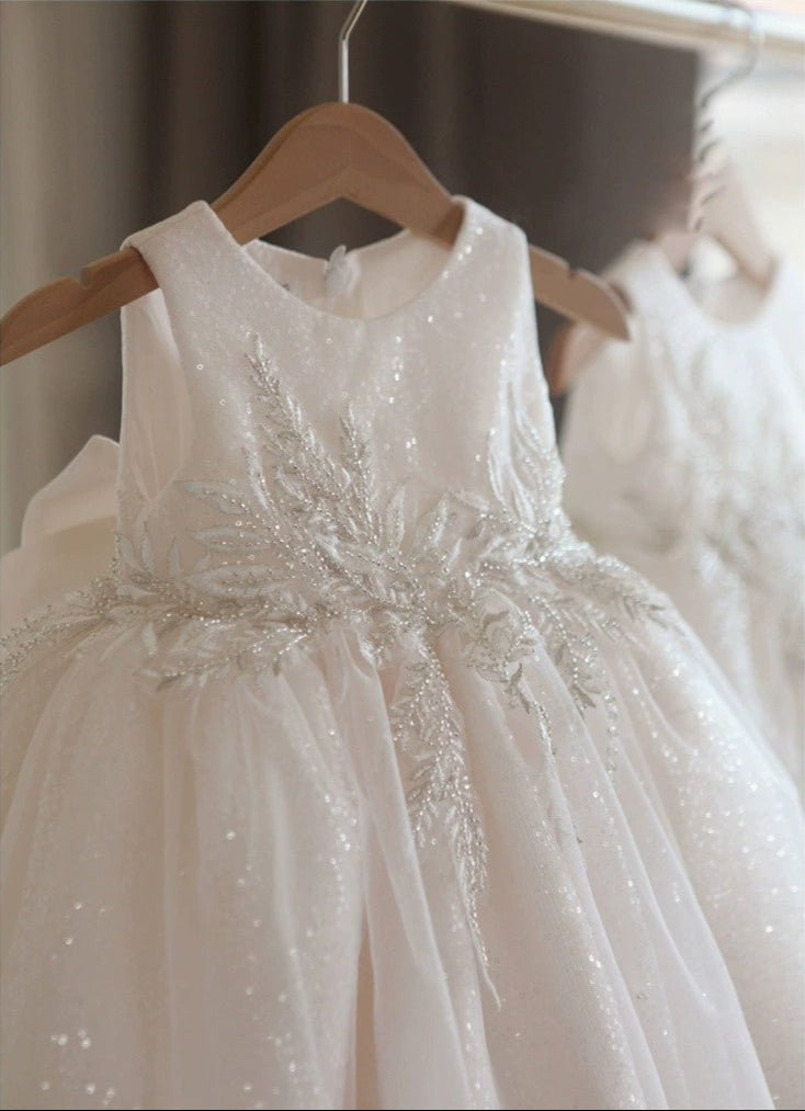 Close-up of polyester fabric and fine stitching on white princess dress – breathable and elegant – beekaaboo.com