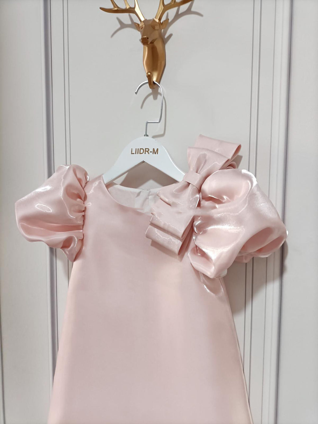 Detail of the puffy bubble sleeves on the girls’ formal pink dress – soft and stylish – beekaaboo.com