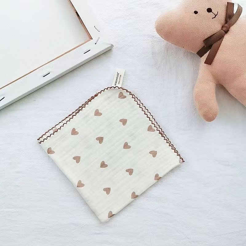 30x30 cm lace-edged baby towel with heart-inspired print – super soft and washable – beekaaboo.com