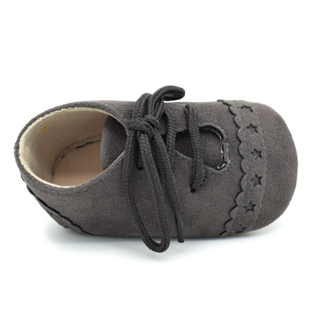 Dark gray soft bottom baby shoes with flexible sole and lace-up design. Functional and neutral – beekaaboo.com