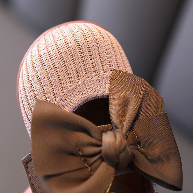 Close-up of soft leather baby princess shoes featuring a Velcro strap and elegant design – beekaaboo.com.