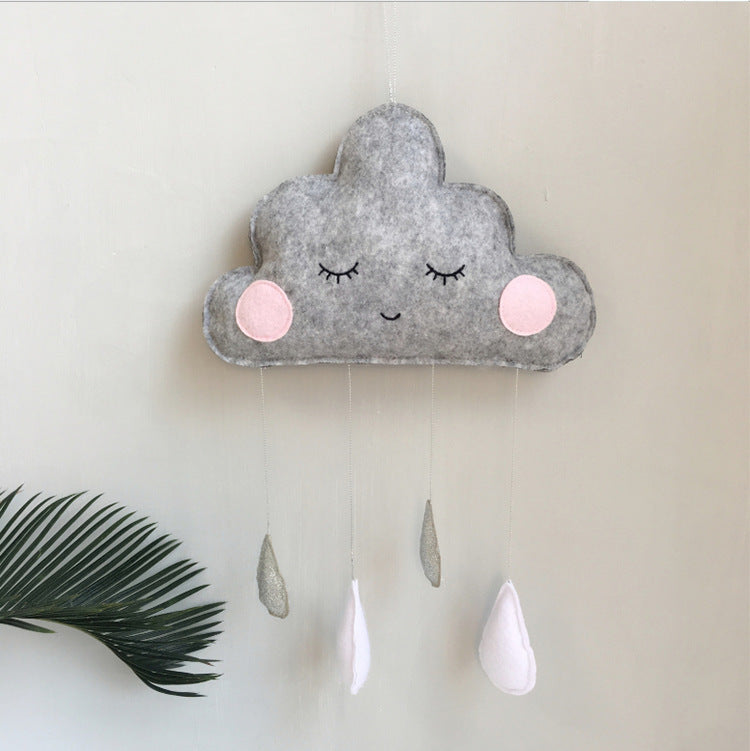 Grey cloud-shaped felt ornaments in grey, pink, and white with dangling raindrops – soft and decorative – beekaaboo.com