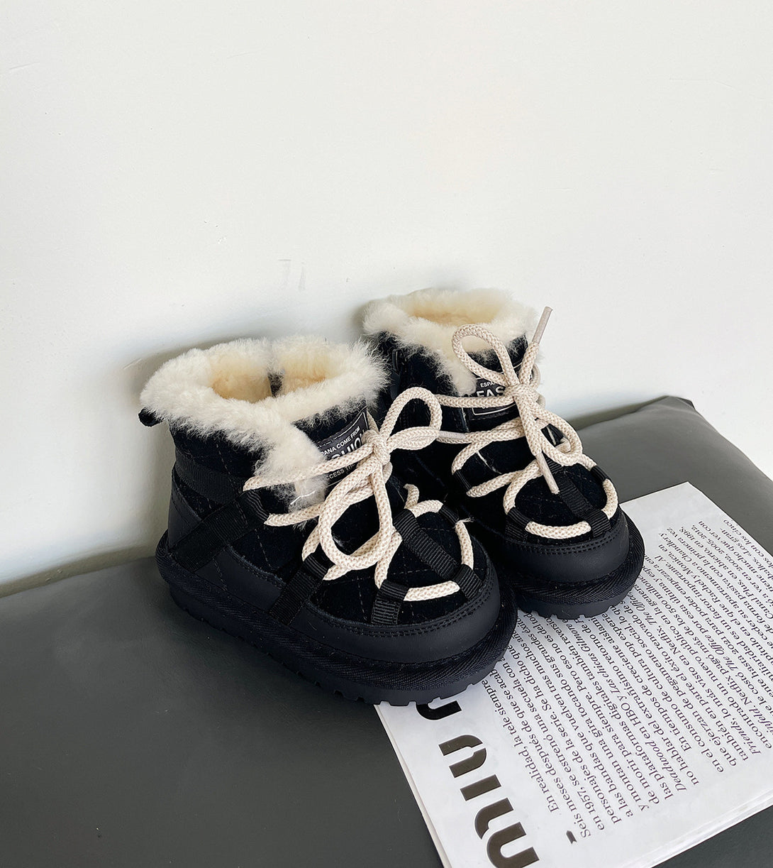 Black fleece-lined toddler boots – stylish and warm winter shoes at beekaaboo.com