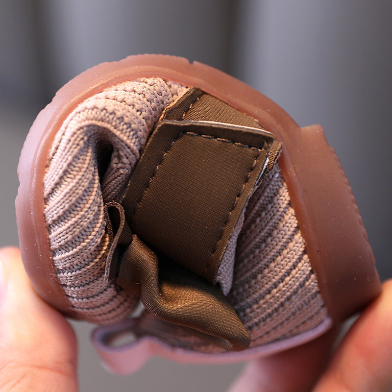 These baby princess shoes bend easily, showing soft flexibility for natural baby movement – beekaaboo.com.