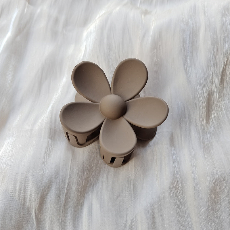 Matte frosted flower hair clip in Light Brown Big – soft resin claw clip for girls and women – beekaaboo.com