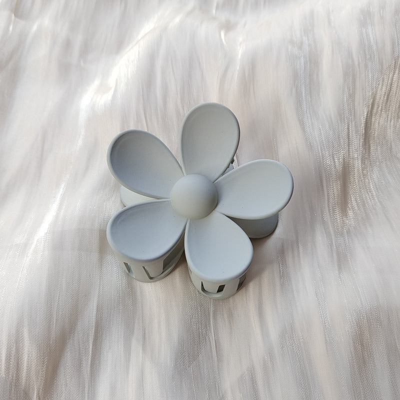 Matte frosted flower hair clip in Light Gray Big – soft resin claw clip for girls and women – beekaaboo.com