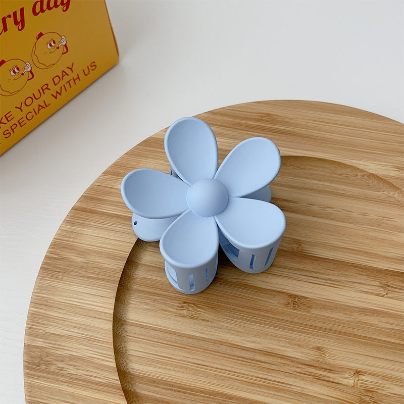 Matte frosted flower hair clip in Sky Blue Big – soft resin claw clip for girls and women – beekaaboo.com
