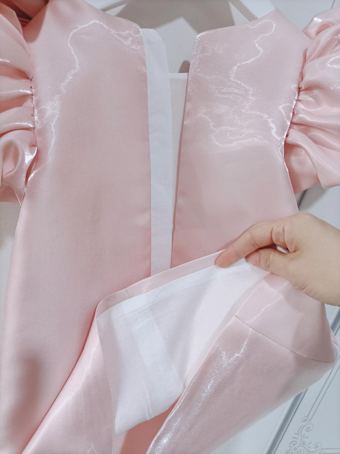 Back of the pink bubble sleeve girls dress with zipper closure – soft and graceful – beekaaboo.com