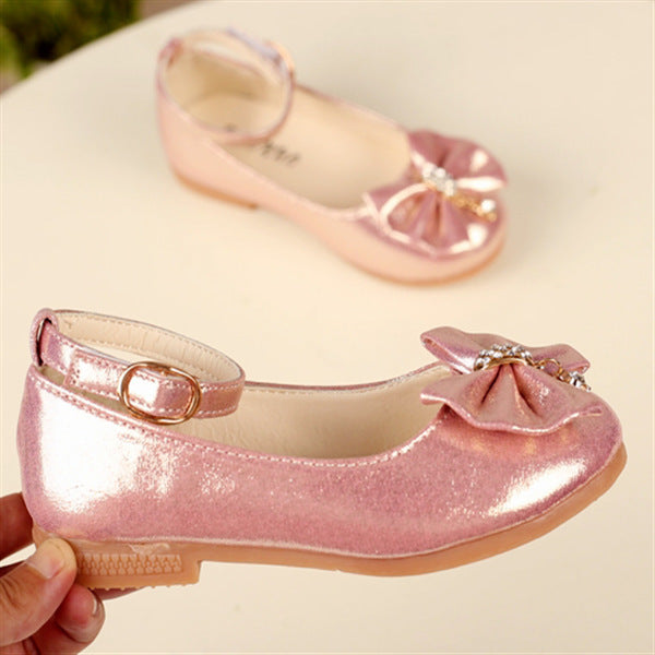 Close-up of the sparkling bow and gemstone detail on the glittery PU ballerina flats – beekaaboo.com