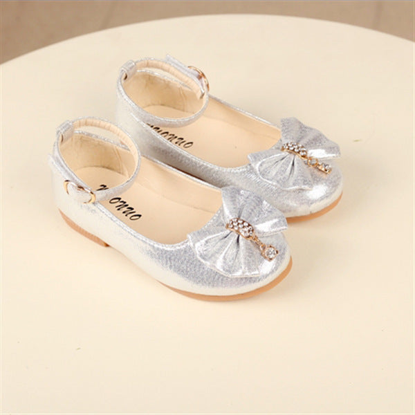 Silver glittery PU flats with a sparkling bow, perfect for special occasions – beekaaboo.com
