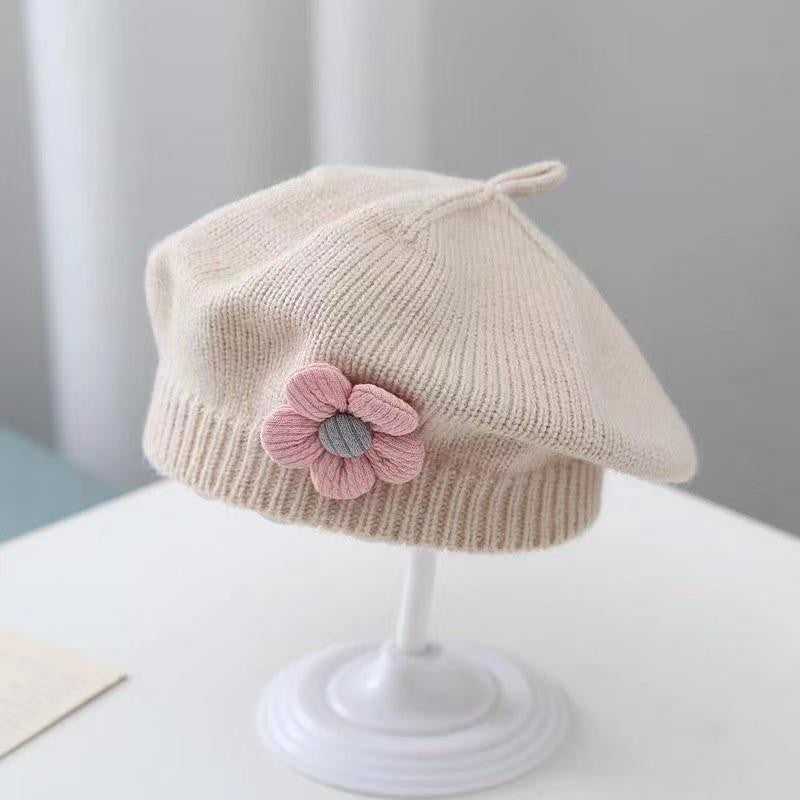 Beige baby girl beret with small floral accents – cozy and vintage style – beekaaboo.com