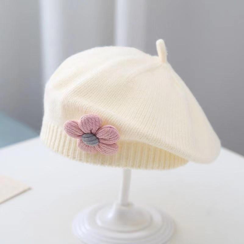 White beret for baby girls with cute flower touch – soft knit – beekaaboo.com