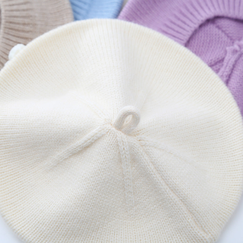 Close-up of knitted texture on baby beret – warm and gentle material – beekaaboo.com