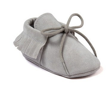 Light gray lace-up baby moccasins with cozy lining and flexible sole – beekaaboo.com