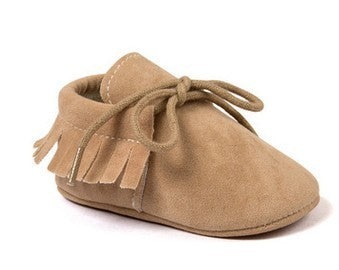 Nude color moccasins with soft PU leather for a neutral baby look – beekaaboo.com