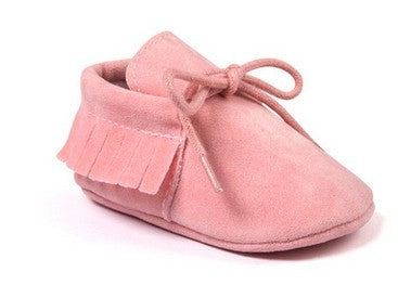Delicate positive powder pink baby moccasins with lace-up closure – beekaaboo.com