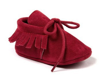 Bright pure red lace-up baby moccasins, ideal for gifting – beekaaboo.com
