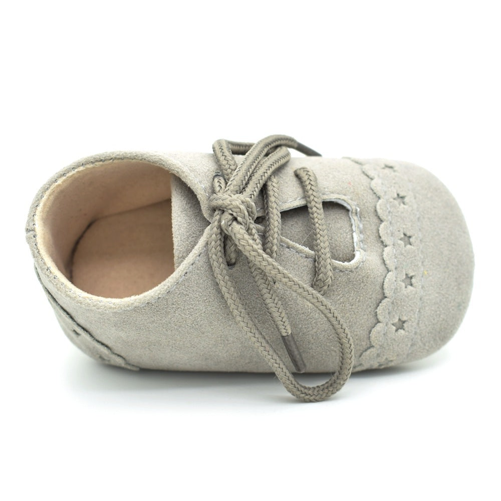 Light gray lace-up baby shoes with anti-slip sole. A modern minimalist look for little walkers – beekaaboo.com