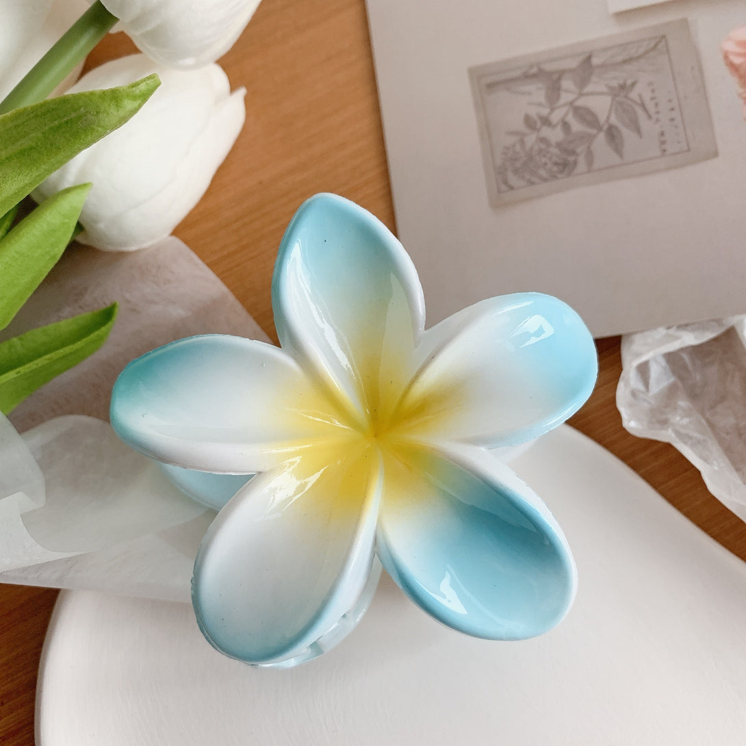 Blue flower hair clip – resin accessory with a soft hold and floral charm – beekaaboo.com