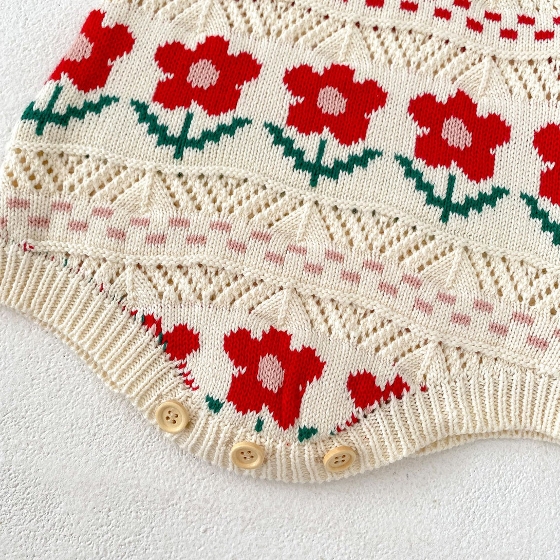 Detail view of snap buttons between the legs for quick and easy diaper changes – baby romper – beekaaboo.com

