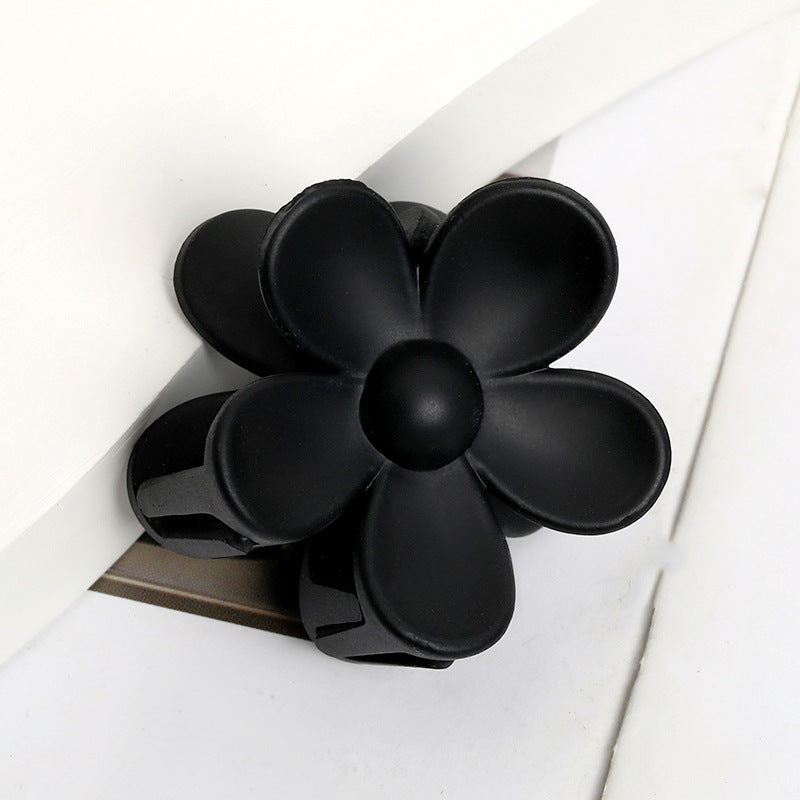 Black frosted flower clip with a firm grip and smooth surface – beekaaboo.com