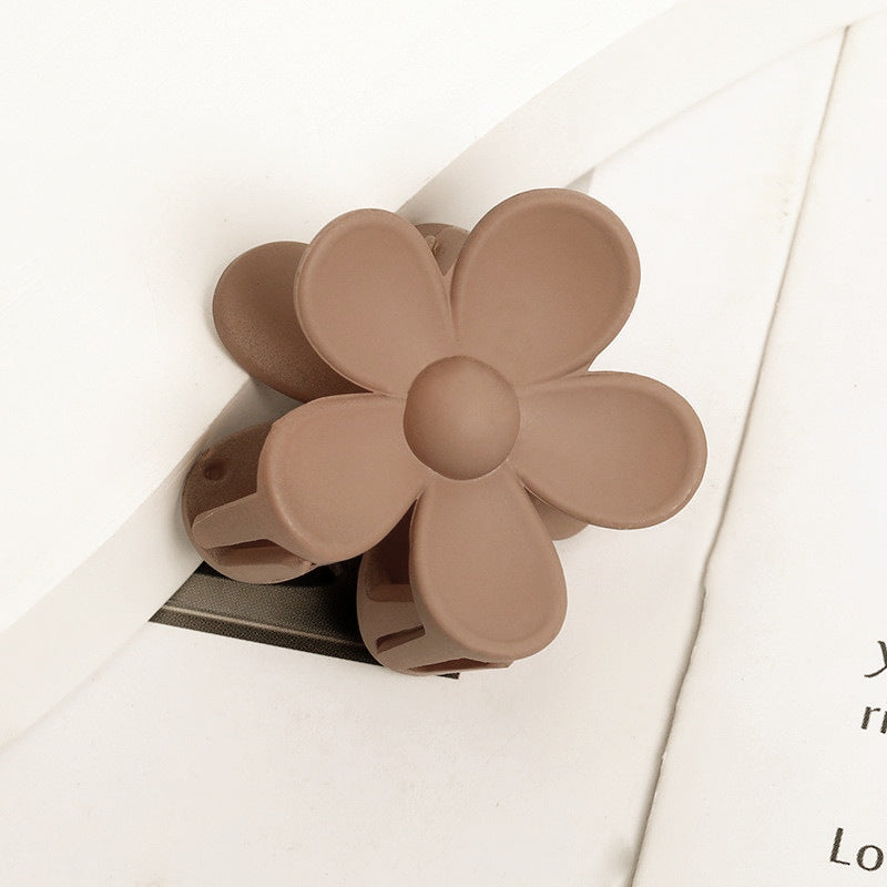 Brick red matte flower hair clip in a clean and modern finish – beekaaboo.com
