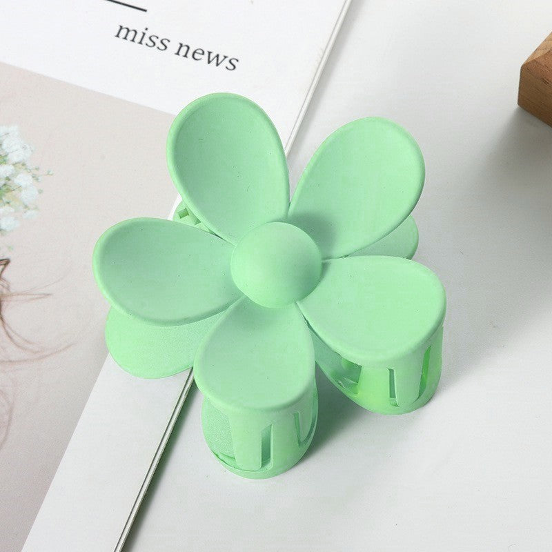 Light green 3.5 cm flower barrette with a soft-touch matte look – beekaaboo.com