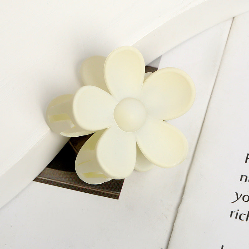 White frosted flower hair clip with a soft matte finish and 3.5 cm size – beekaaboo.com