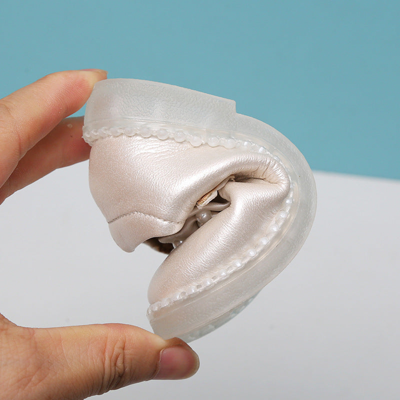 Detail view of soft interior and texture of baby shoes – beekaaboo.com