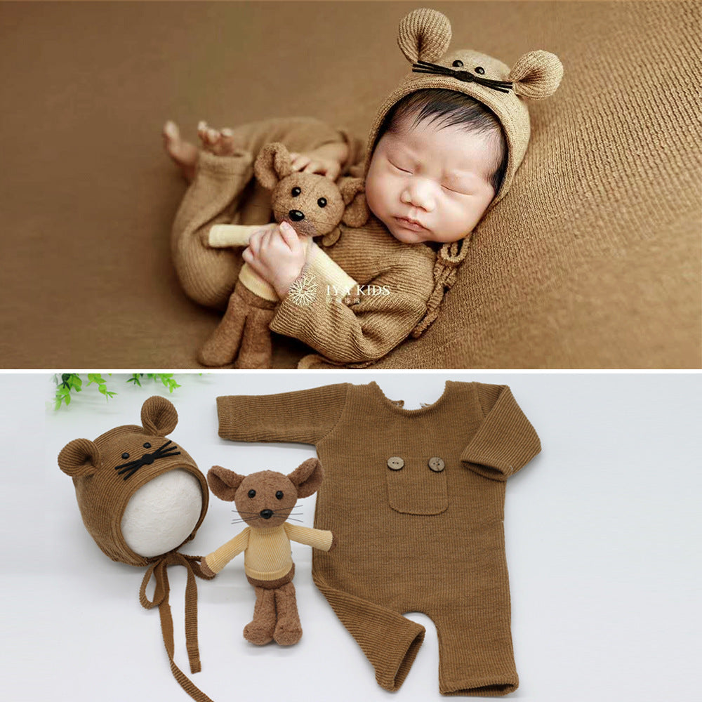 Brown knitted baby outfit set with matching hat and doll holding a mouse – perfect for photoshoots – beekaaboo.com