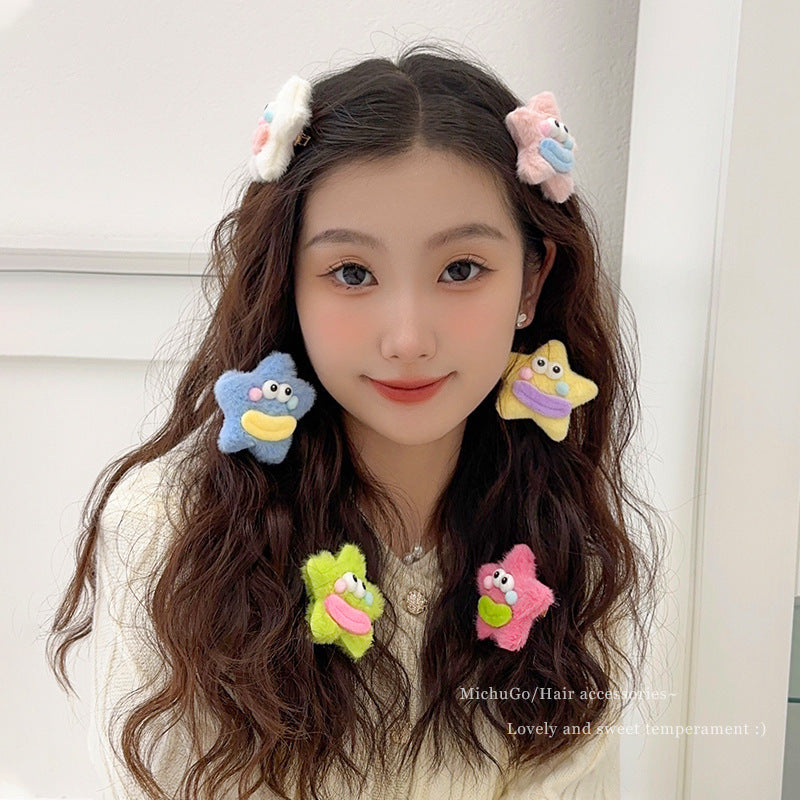 Young girl wearing plush star clips in hair – adorable and gentle handmade accessories – beekaaboo.com