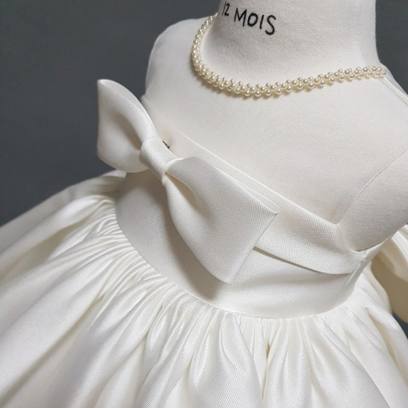 Close-up of fabric and bow texture of white princess dress – beekaaboo.com