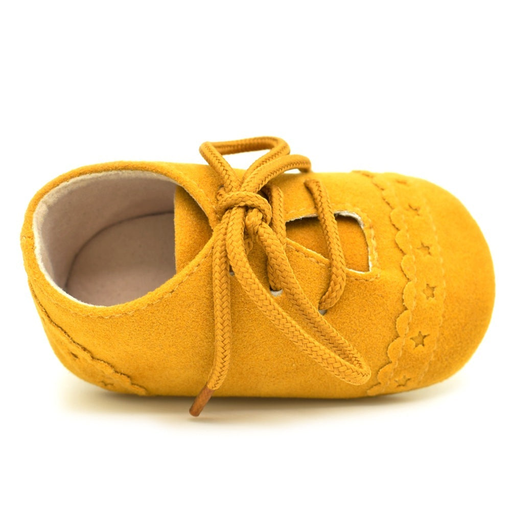 Yellow lace-up baby shoes with soft sole, perfect for spring or autumn wear. Comfortable support for first steps – beekaaboo.com