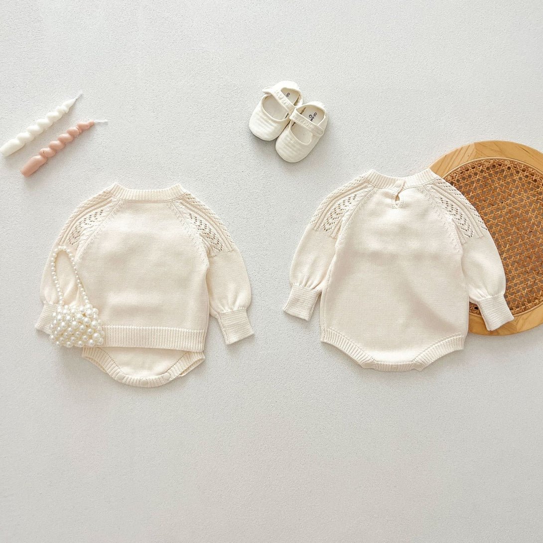 Baby outfit with shoes and pearl bag – Back view - beekaaboo.com