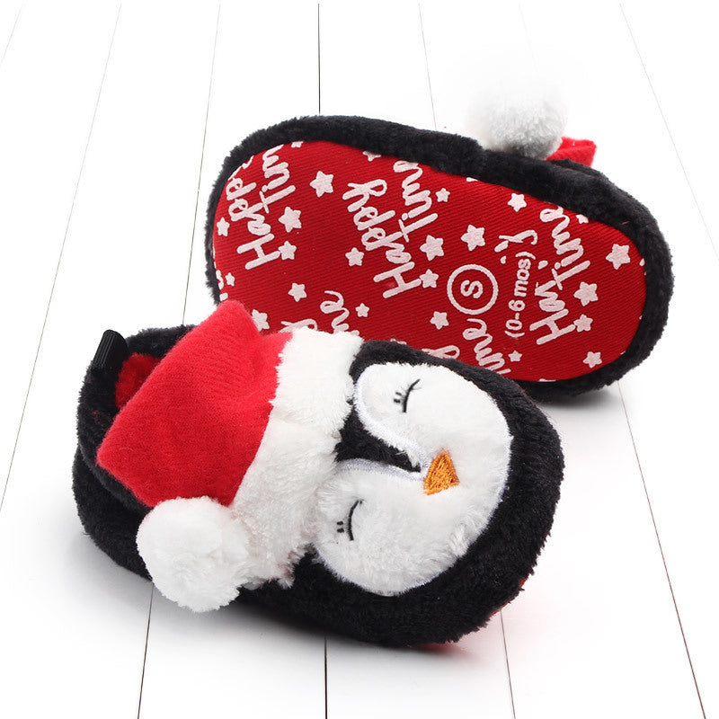 Non-slip soft sole close-up – coral fleece baby booties – Santa and Penguin gift pair – beekaaboo.com