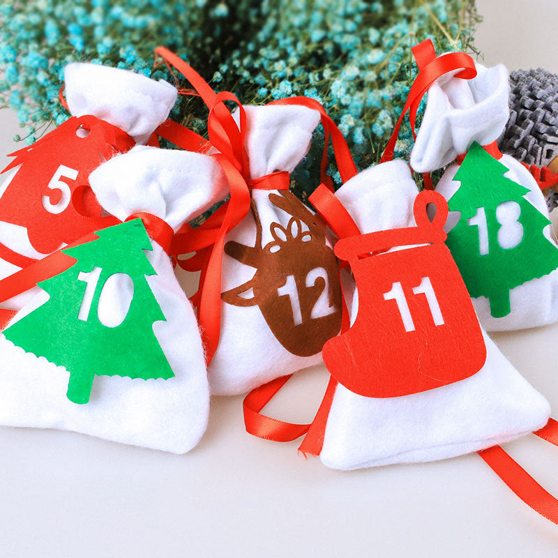 24 small Christmas bags with numbers for daily gifts – fun festive decoration – beekaaboo.com