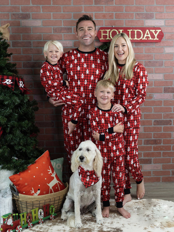 Kids and parents in matching red plaid pajamas – Christmas family outfit – beekaaboo.com