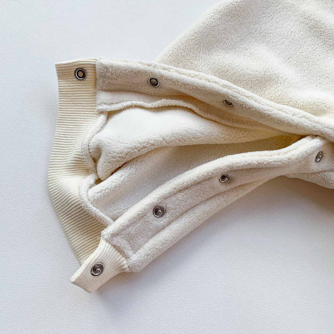 Inner snap button and zipper details for easy dressing – fleece lining – beekaaboo.com
