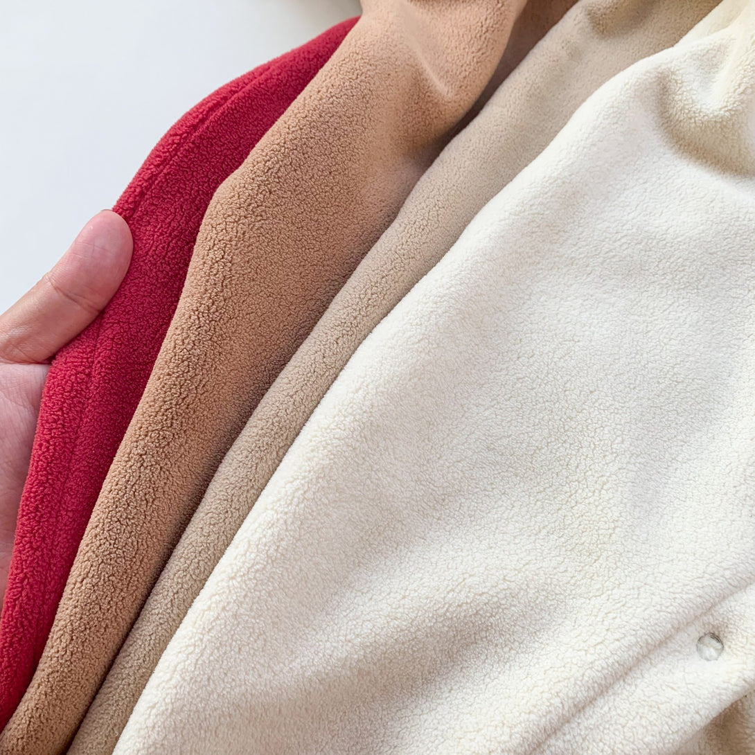 Close-up of Australian fleece fabric texture – warm and breathable – beekaaboo.com