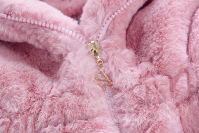 Girl’s faux fur hooded coat with ears – zipper close-up – beekaaboo.com