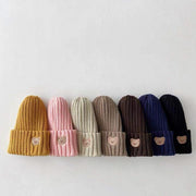 Knitted baby beanie with teddy patch in neutral colors – beekaaboo.com